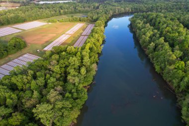 Sotuh Carolina 'daki Catawba Nehri boyunca plastikle korunan tohumlu tarlaların genel görünümü