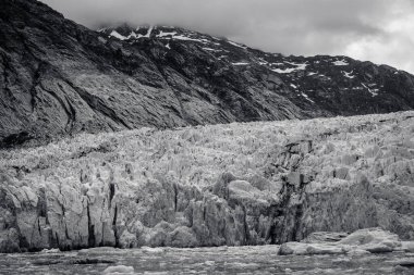 Alaska 'daki Dawes Buzulu üzerinde soğuk eğimli kara ve alçak bulutlar