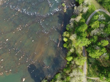 Catawba Nehri Güney Carolina 'da Rock Hill' in yanındaki kayaların üzerinde kıvrılır.