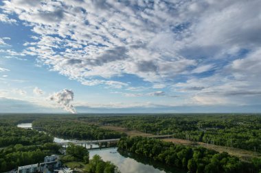 Rock Hill, SC 'deki Catawba Nehri' nin üzerinde dramatik bulutlar uğulduyor.