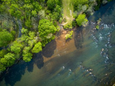 Catawba Nehri Güney Carolina 'da Rock Hill' in yanındaki kayaların üzerinde kıvrılır.