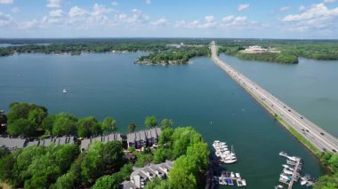 Rte 77 Kuzey Carolina 'da, Norman Gölü' nün üzerinden geçiyor.