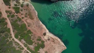 Portekiz 'in Algarve sahilindeki kayakçıları tepeden tırnağa itin