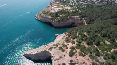 Portekiz 'deki Farol de Alfanzina deniz fenerine doğru ilerleyin.