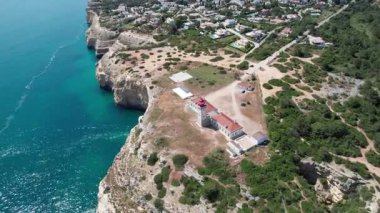 Portekiz 'deki Farol de Alfanzina deniz fenerinin yörüngesinde.