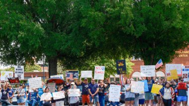 Rock Hill, Güney Carolina, ABD - 14 Haziran 2025: Kalabalık barışçıl protestocular yoğun yol boyunca tabelalar tutuyorlar