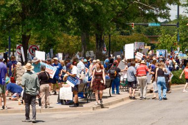 Rock Hill, Güney Carolina, ABD - 14 Haziran 2025: Kalabalık barışçıl protestocular yoğun yol boyunca tabelalar tutuyorlar