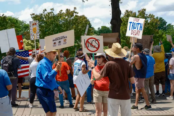 Rock Hill, Güney Carolina, ABD - 14 Haziran 2025: Barışçıl protestocular yoğun yol boyunca tabelalar tutuyorlar