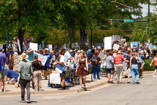 Rock Hill, Güney Carolina, ABD - 14 Haziran 2025: Kalabalık barışçıl protestocular yoğun yol boyunca tabelalar tutuyorlar