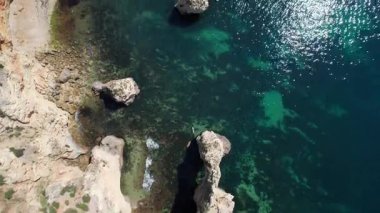Portekiz 'deki Algarve Sahili' nde kano ve tur teknelerini itin.
