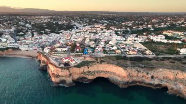 Algarve istikametinin tepesinde, Carvoeiro