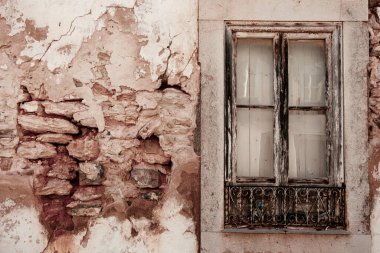 Portekiz, Tavira 'da taş işçiliği ve kırık alçıyla eski bir pencere.