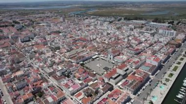 Portekiz 'deki Vila Real de Santo Antonio' nun üstünden iterek şehir meydanını ortaya çıkardı.