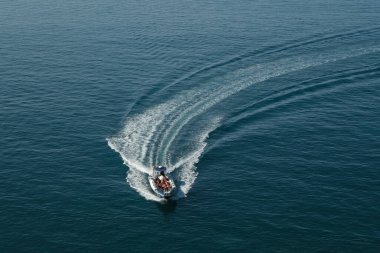 Carvoeiro, Portekiz - 17 Mayıs 2025: Tur grubu Algarve sahillerini tekneyle geziyor