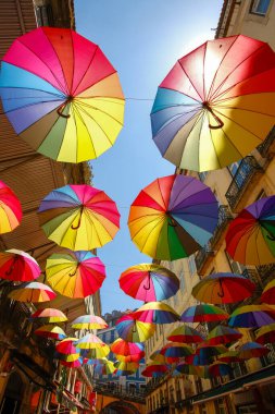 Portekiz, Lizbon 'daki Pembe Cadde üzerinde renkli şemsiyeler