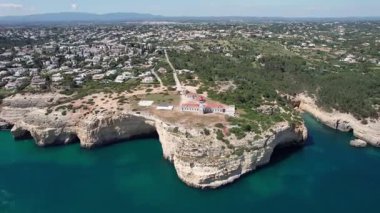 Portekiz 'de deniz fenerinin yer aldığı Alagarve Peyzajı üzerinde havadan çekilme