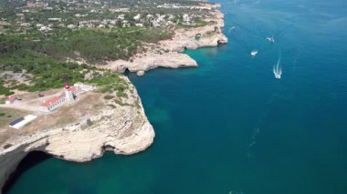 Birçok tekne Portekiz 'in güney kıyısında Atlantik' i yüzdürüyor.