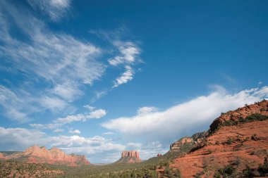 Mahkeme binası geçmişi olan dramatik bir gökyüzü.