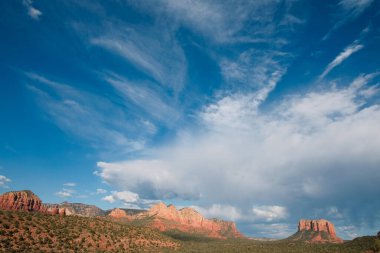 Dramatik bulutlar ve adliye binası terası