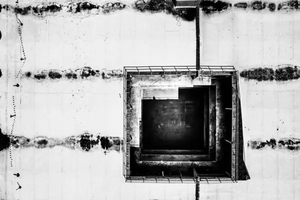 Terk edilmiş sanayi binasının çatısında açılıyor.