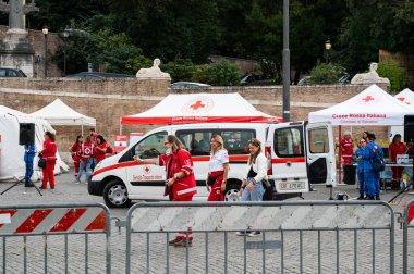 Roma, İtalya - 22 Ekim 2022: Cri Salus Günü, Roma Kızıl Haçı tarafından düzenlenen sağlık ve önlemeye adanmıştır. Piazza del Popolo 'da. Croce Rossa İtalyan..