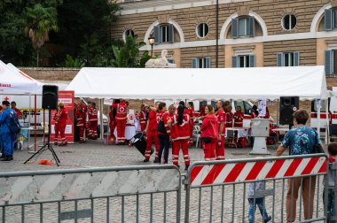 Roma, İtalya - 22 Ekim 2022: Cri Salus Günü, Roma Kızıl Haçı tarafından düzenlenen sağlık ve önlemeye adanmıştır. Piazza del Popolo 'da. Croce Rossa İtalyan..