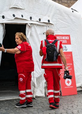 Roma, İtalya - 22 Ekim 2022: Cri Salus Günü, Roma Kızıl Haçı tarafından düzenlenen sağlık ve önlemeye adanmıştır. Piazza del Popolo 'da. Croce Rossa İtalyan..