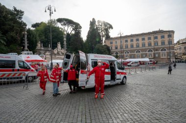 Roma, İtalya - 22 Ekim 2022: Cri Salus Günü, Roma Kızıl Haçı tarafından düzenlenen sağlık ve önlemeye adanmıştır. Piazza del Popolo 'da. Croce Rossa İtalyan..