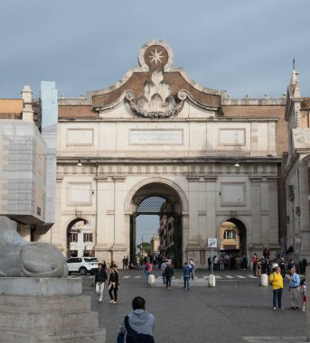 Roma, İtalya - 22 Ekim 2022 Halkın Meydanı Piazza del Popolo. Montesanto ve Santa Maria dei Miracoli 'deki Santa Maria kiliseleri. Ramses II 'nin Mısır dikilitaşı. Roma 'nın mimarisi ve manzarası.