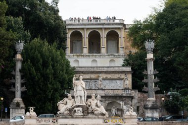 Roma, İtalya - 22 Ekim 2022 Halkın Meydanı Piazza del Popolo. Montesanto ve Santa Maria dei Miracoli 'deki Santa Maria kiliseleri. Ramses II 'nin Mısır dikilitaşı. Roma 'nın mimarisi ve manzarası.