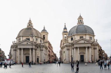 Roma, İtalya - 22 Ekim 2022 Halkın Meydanı Piazza del Popolo. Montesanto ve Santa Maria dei Miracoli 'deki Santa Maria kiliseleri. Ramses II 'nin Mısır dikilitaşı. Roma 'nın mimarisi ve manzarası.