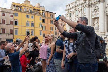 Roma, İtalya - 22 Ekim 2022: Trevi Çeşmesi, İtalya 'nın Trevi bölgesinde İtalyan mimar Nicola Salvi tarafından tasarlanan ve Giuseppe Pannini ve diğerleri tarafından tamamlanan 18. yüzyıl çeşmesidir..