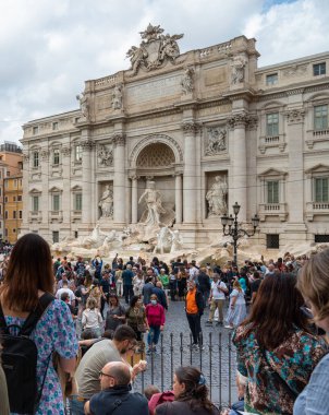 Roma, İtalya - 22 Ekim 2022: Trevi Çeşmesi, İtalya 'nın Trevi bölgesinde İtalyan mimar Nicola Salvi tarafından tasarlanan ve Giuseppe Pannini ve diğerleri tarafından tamamlanan 18. yüzyıl çeşmesidir..