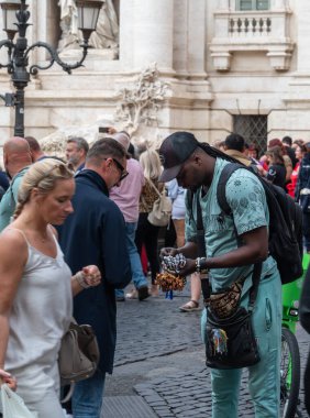 Roma, İtalya - 22 Ekim 2022: Trevi Çeşmesi, İtalya 'nın Trevi bölgesinde İtalyan mimar Nicola Salvi tarafından tasarlanan ve Giuseppe Pannini ve diğerleri tarafından tamamlanan 18. yüzyıl çeşmesidir..