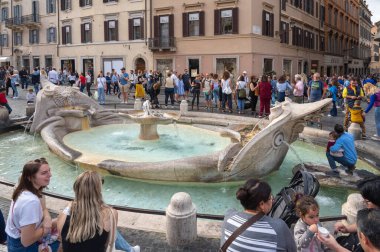Roma, İtalya - 23 Ekim 2022: Fontana della Barcaccia Barok tekne çeşmesi Piazza di Spagna, Roma 'daki İspanyol Merdivenlerinin eteklerinde yer almaktadır..