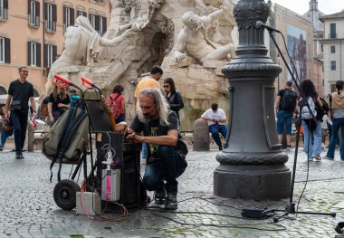 Roma, İtalya - 23 Ekim 2022: Piazza Navona İtalya 'nın Roma kentinde halka açık bir alan. Sokak müzisyeni