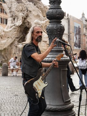 Roma, İtalya - 23 Ekim 2022: Piazza Navona İtalya 'nın Roma kentinde halka açık bir alan. Sokak müzisyeni
