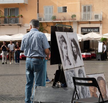 Roma, İtalya - 23 Ekim 2022: Piazza Navona İtalya 'nın Roma kentinde halka açık bir alan. Sokak sanatçısı çizimi.