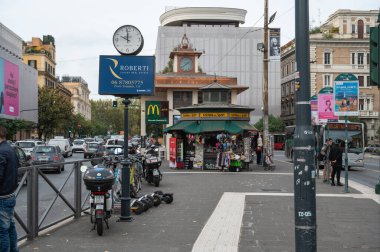 Roma, İtalya - 22 Ekim 2022: Roma 'nın merkezindeki dar sokaklar. yerleşim alanları. Asfalt kaldırım.