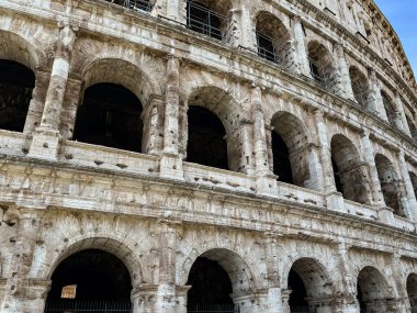 Roma, İtalya - 24 Ekim 2022: Roma 'daki Kolezyum ve sabah güneşi, İtalya, Avrupa.