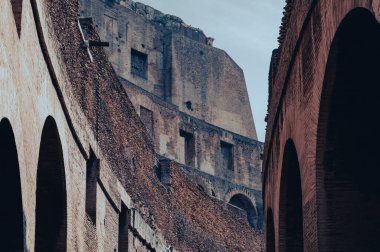 Roma, İtalya - 24 Ekim 2022: Roma 'daki Kolezyum ve sabah güneşi, İtalya, Avrupa.