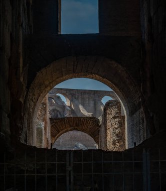 Roma, İtalya - 24 Ekim 2022: Roma 'daki Kolezyum ve sabah güneşi, İtalya, Avrupa.