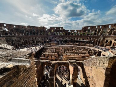 Roma, İtalya - 24 Ekim 2022: Roma 'daki Kolezyum ve sabah güneşi, İtalya, Avrupa.