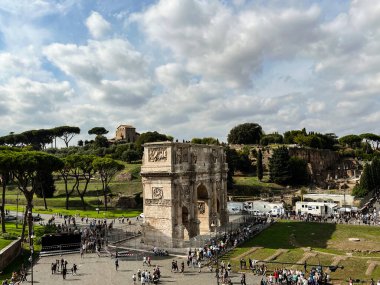 Roma, İtalya - 24 Ekim 2022: Roma 'daki Kolezyum ve sabah güneşi, İtalya, Avrupa.