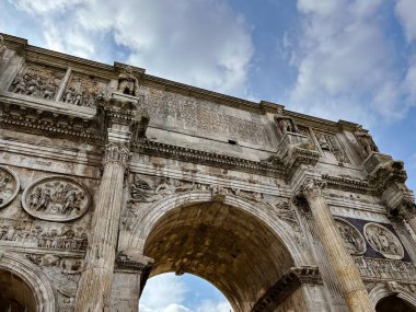 Roma, İtalya - 24 Ekim 2022: Roma 'daki Kolezyum ve sabah güneşi, İtalya, Avrupa.