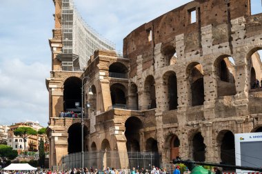 Roma, İtalya - 24 Ekim 2022: Roma 'daki Kolezyum ve sabah güneşi, İtalya, Avrupa.