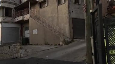 16 Aralık 2022. Miilya köyü, İsrail. Hristiyan Araplar. Köyün caddelerinin ve evlerinin genel görünümü. 4K video Akşam çekimi