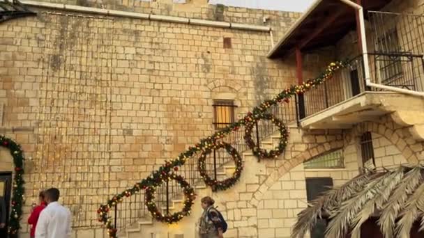 2022年12月16日 イスラエルのミリア村 キリスト教徒のアラブ人 教会の近くの観光客 日中に撮影された4Kビデオ — ストック動画