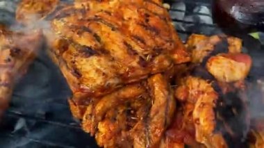 Izgarada ızgara domuz pirzolası. Yüksek kalite 4k görüntü