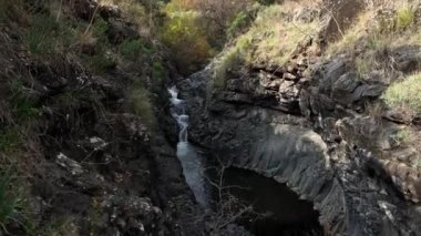 İsrail 'de Meshushim deresi ve göleti. Golan' da güzel bir yer. Yüksek kalite 4k görüntü